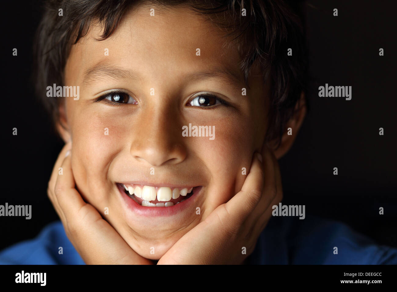 Portrait de jeune garçon avec l'éclairage clair-obscur - faible profondeur de champ Banque D'Images