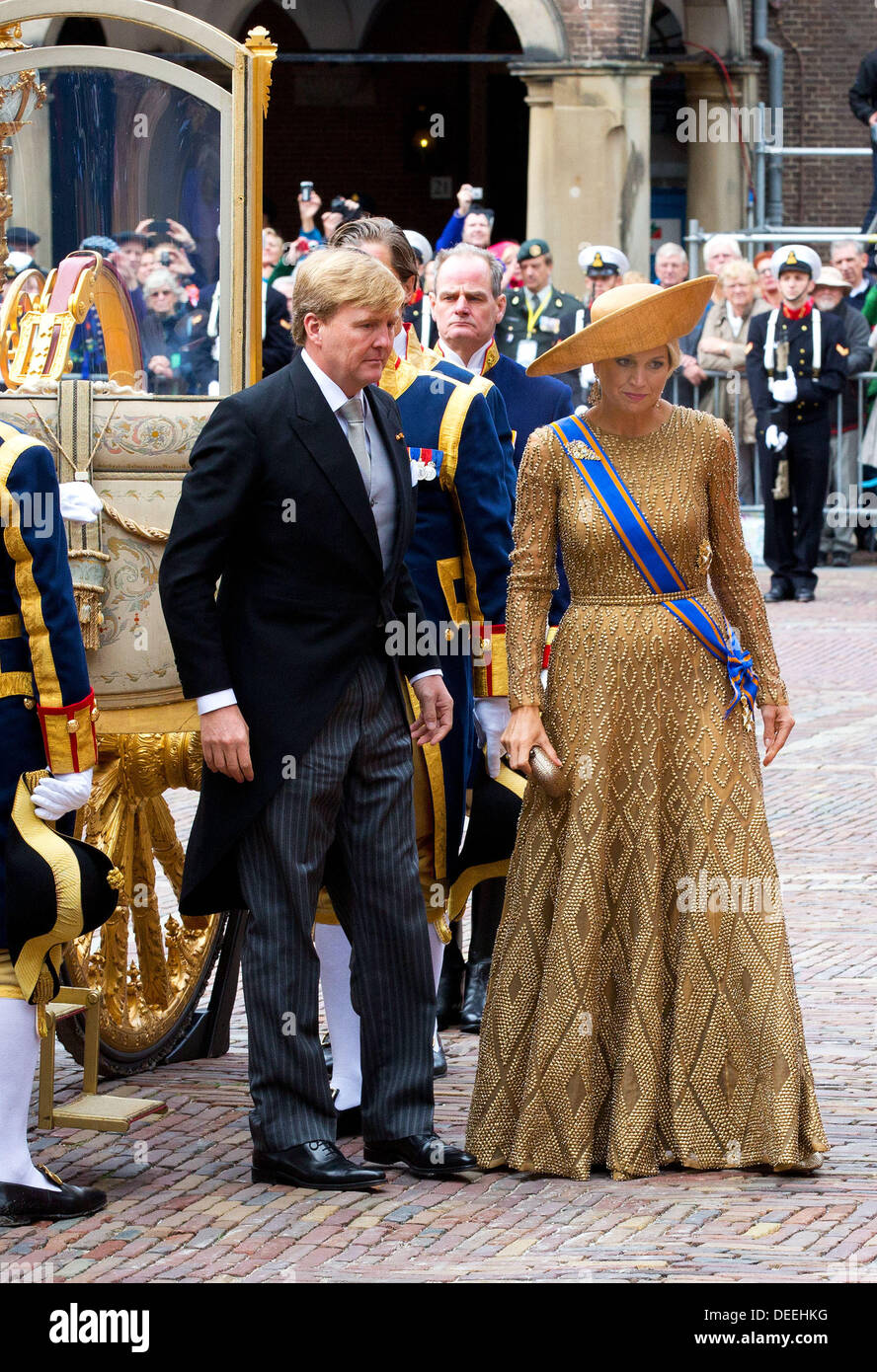 La Haye, Pays-Bas. 17 août, 2013. Aux Pays-Bas, La Haye. 17 août, 2013. Maxima la reine et roi Willem-Alexander arrive avec le Gouden Koets pour la présentation du budget 2014 mémorandum néerlandais et l'ouverture de l'année parlementaire aux Pays-Bas, La Haye, 17 septembre 2013. Photo : Albert Nieboer-pre/dpa/Alamy Live News Crédit : afp photo alliance/Alamy Live News Banque D'Images