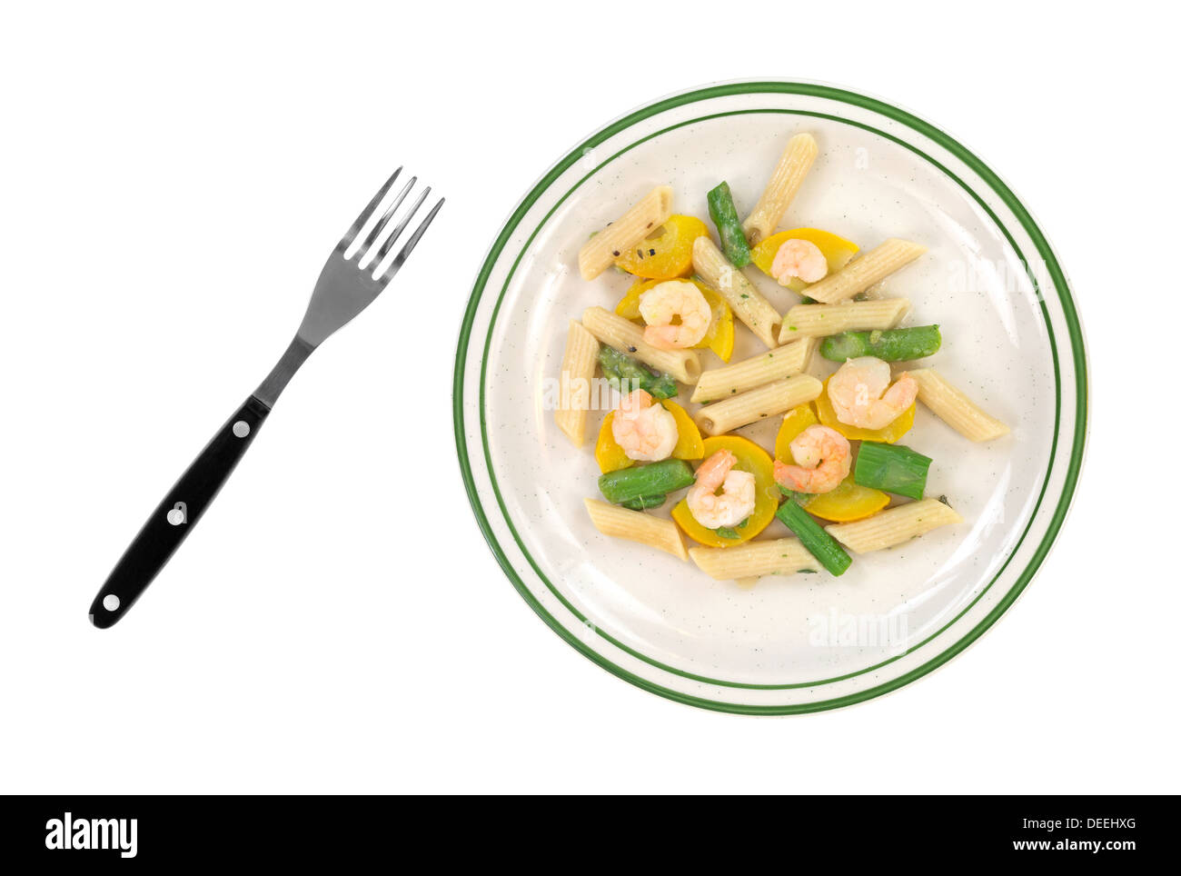 Vue de dessus d'un régime alimentaire repas de crevettes, asperges, courgettes et pâtes penne sur une assiette avec une fourchette sur le côté. Banque D'Images