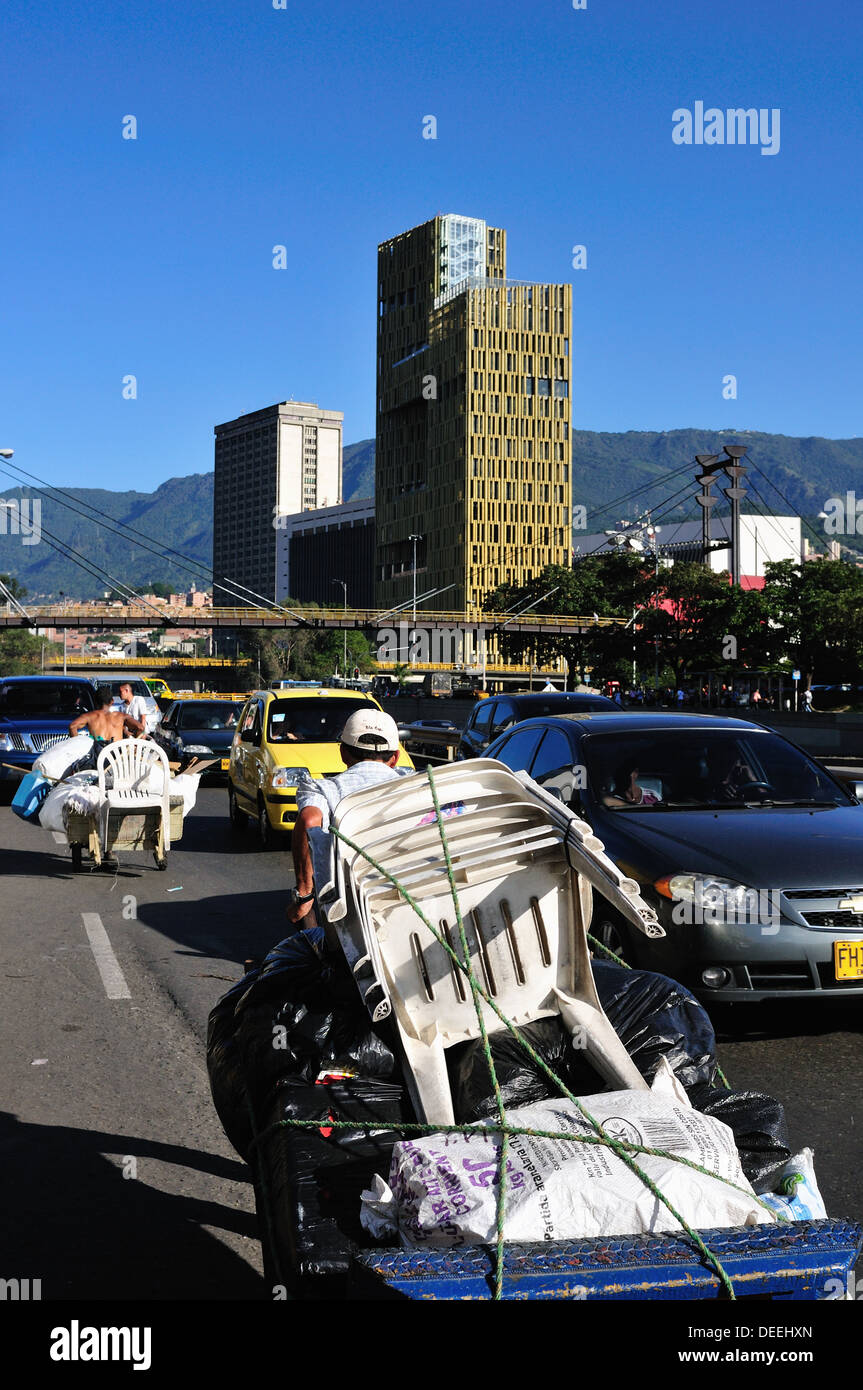 Le transport des fournisseurs d'équipements dans l'avenue San Juan - Centre de Medellin .Département d'Antioquia. Colombie Banque D'Images