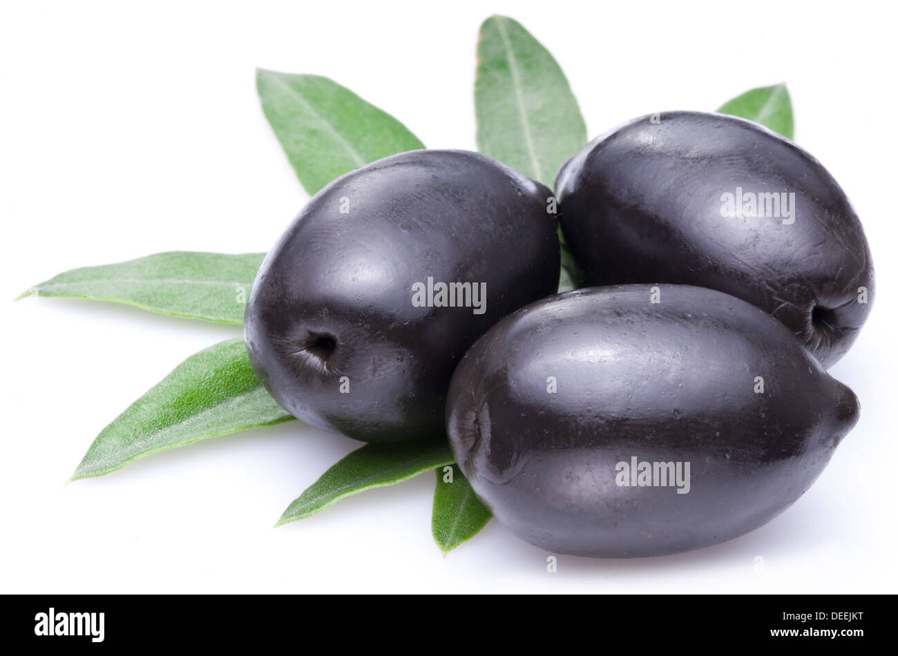Trois grosses olives noires mûrs avec des feuilles isolées sur fond blanc. Banque D'Images