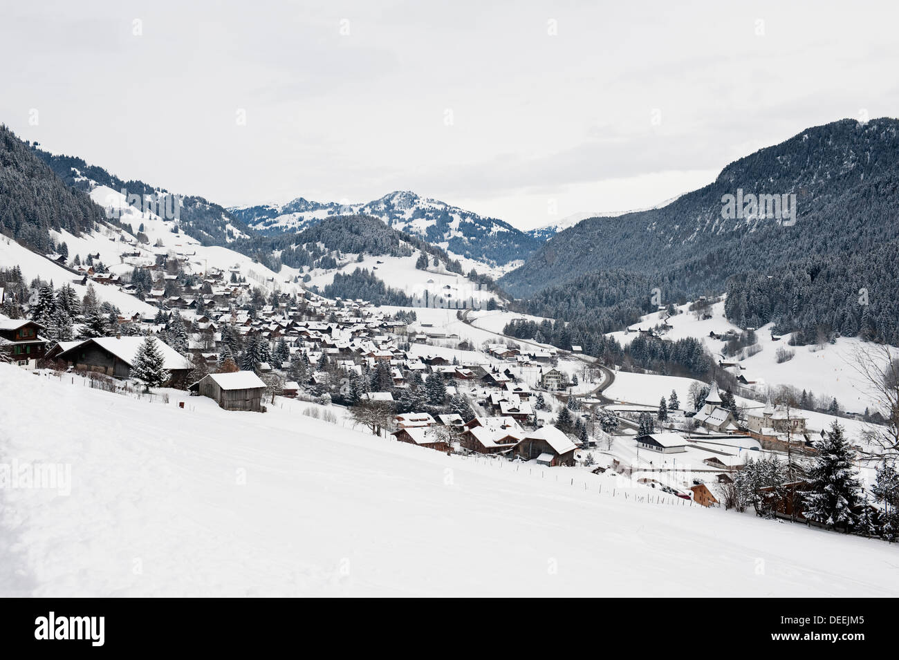 Chalet à Gstaad avec un design intérieur de Tino Zervudachi Banque D'Images