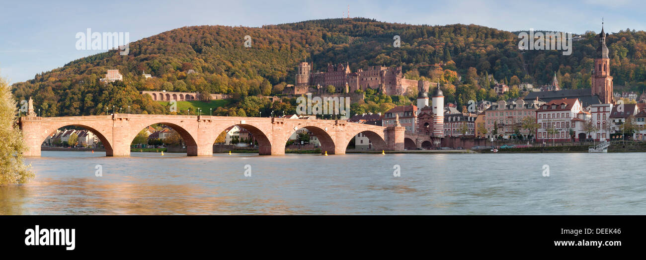 Pont Karl Theodor, Stadttor, Château et église Heilig Geist, Heidelberg, Baden Wurtemberg, Allemagne, Europe Banque D'Images