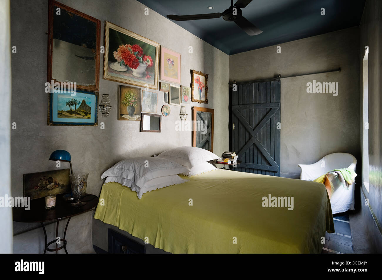 Couvre-lit vert lime et d'art floral dans une chambre marocaine Banque D'Images