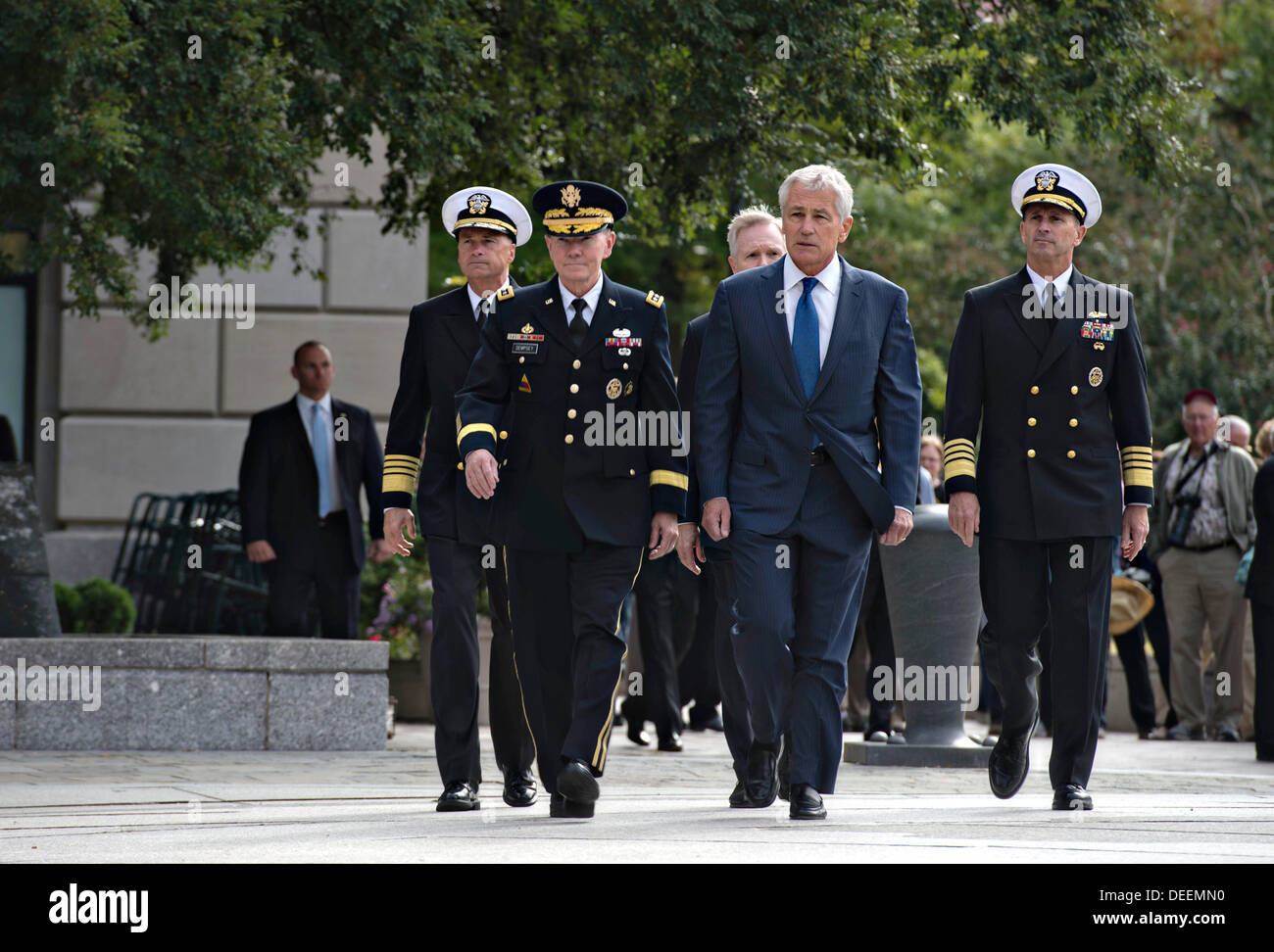 Le secrétaire américain à la défense Chuck Hagel, chef de l'état-major général Martin Dempsey, chef des opérations navales et l'amiral Jonathan Greenert à pied avec le secrétaire à la Marine Ray Mabus lors d'une cérémonie de dépôt de gerbes au Monument commémoratif de la Marine de se rappeler les 12 victimes de la Marine est mexicain le 17 septembre 2013 à Washington D.C. Banque D'Images