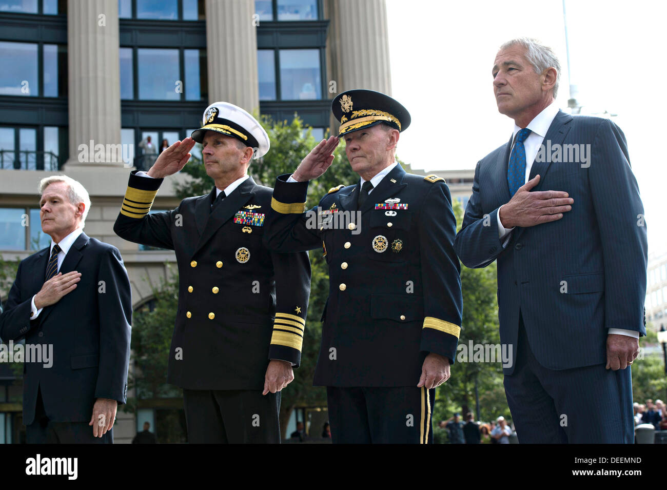 Le secrétaire américain à la défense Chuck Hagel, chef de l'état-major général Martin Dempsey, chef des opérations navales et l'amiral Jonathan Greenert stand avec le secrétaire à la Marine Ray Mabus comme pre est joué au cours d'une cérémonie de dépôt de gerbes au Monument commémoratif de la Marine de se rappeler les 12 victimes de la Marine est mexicain le 17 septembre 2013 à Washington D.C. Banque D'Images