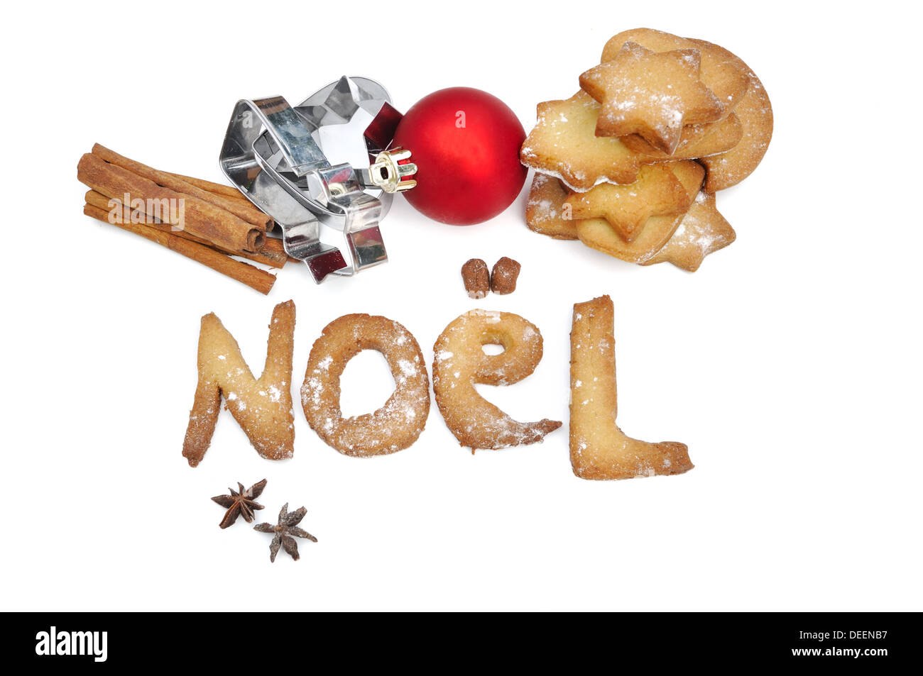 Cookies faits maison "Noël" (Noël en français) avec les cookies et les épices sur fond blanc Banque D'Images
