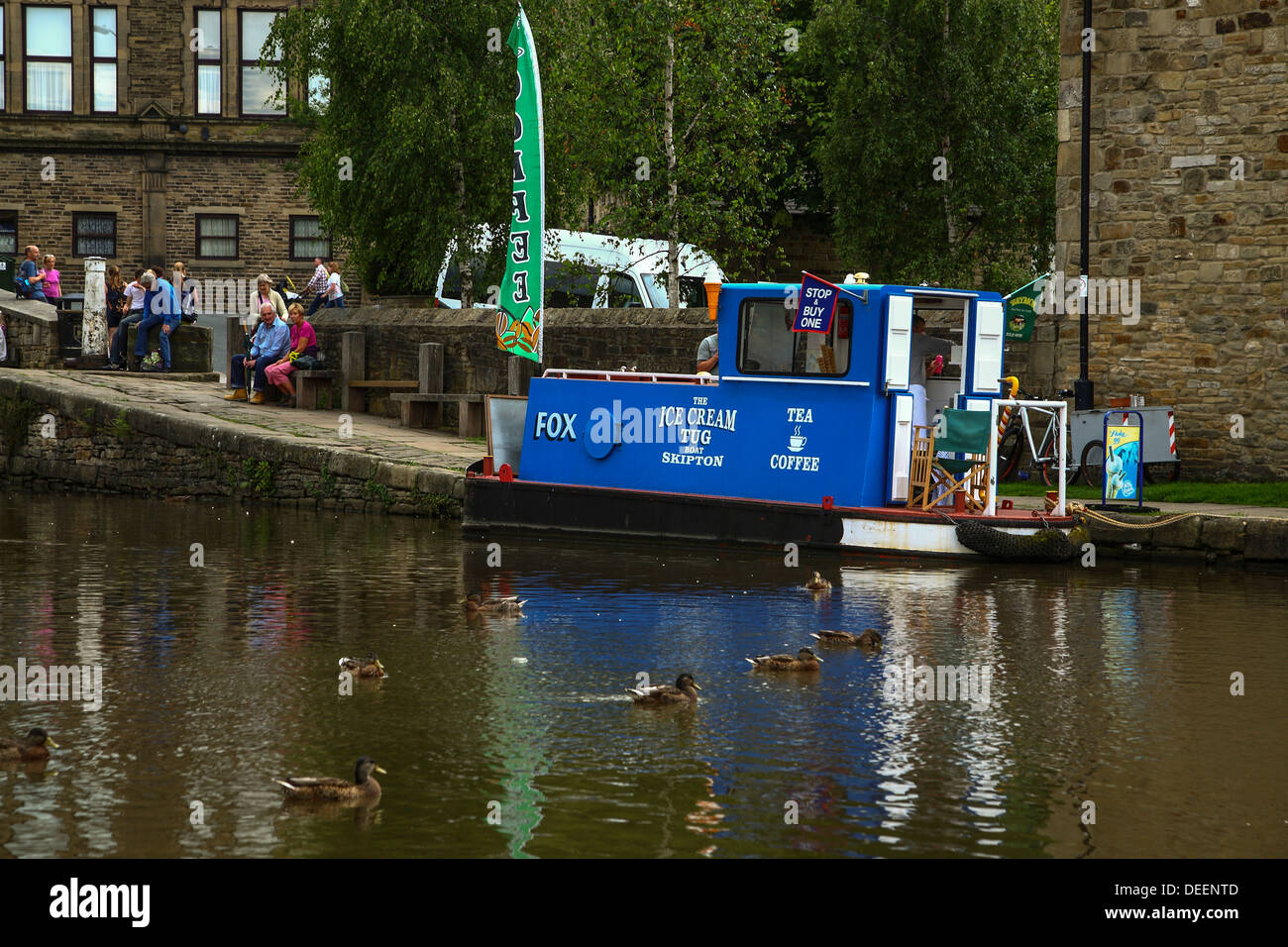 Les péniches sur le canal à Skipton, Yorkshire, uk Banque D'Images