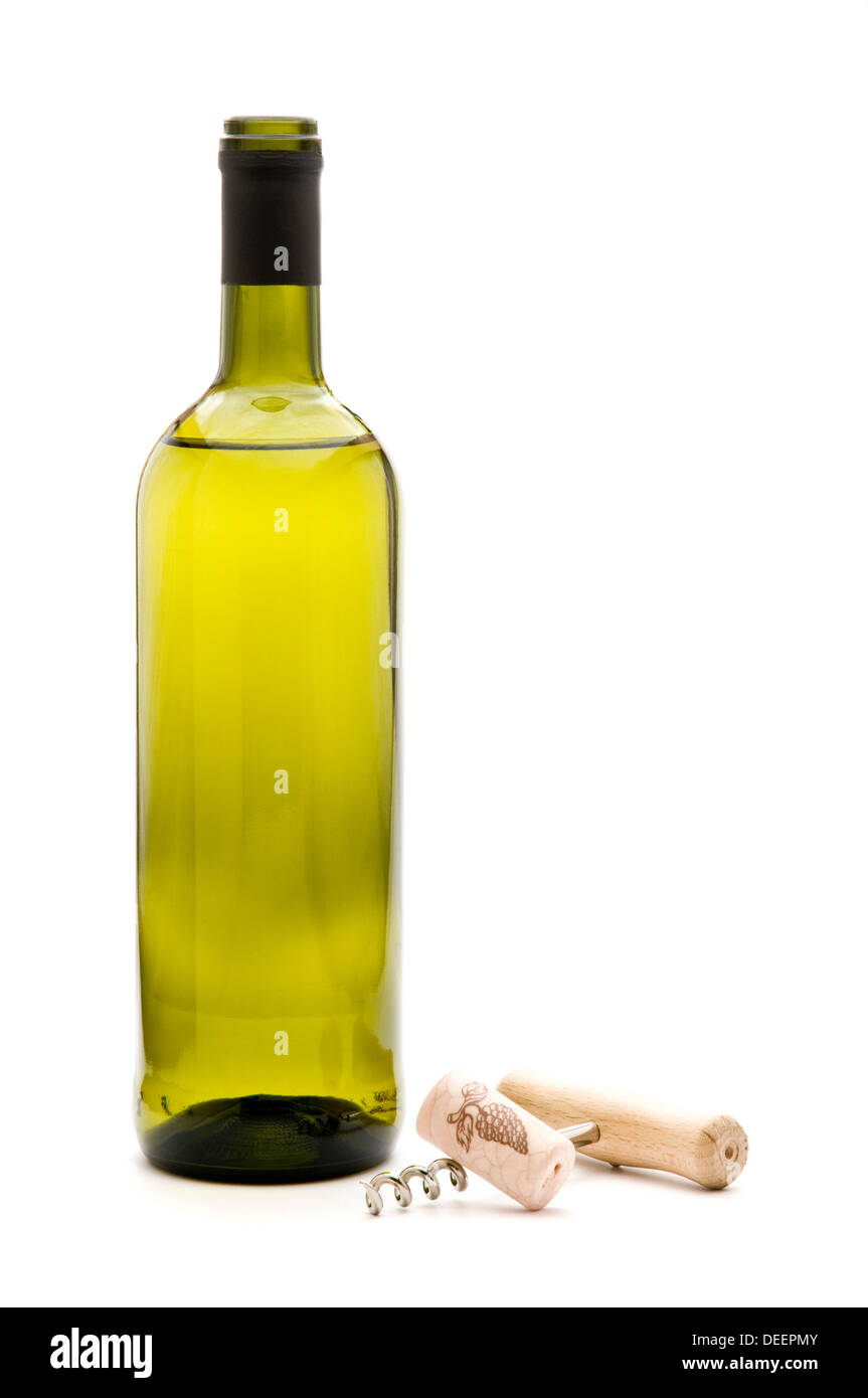 Vin vert bouteille, tire-bouchon et du liège isolé sur fond blanc Banque D'Images