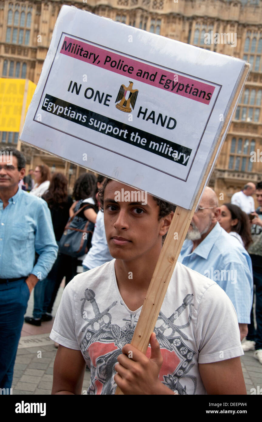Des manifestants pro-gouvernementales égyptiennes Pro-Army à Londres Août 2013 Banque D'Images