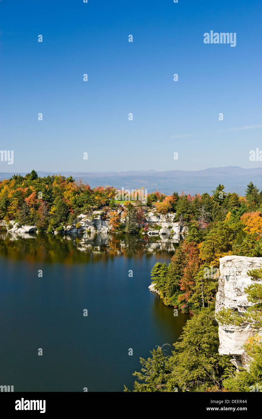 Feuillage d'automne à Lake Minnewaska Minnewaska State Park à préserver, Ulster County, État de New York. Banque D'Images
