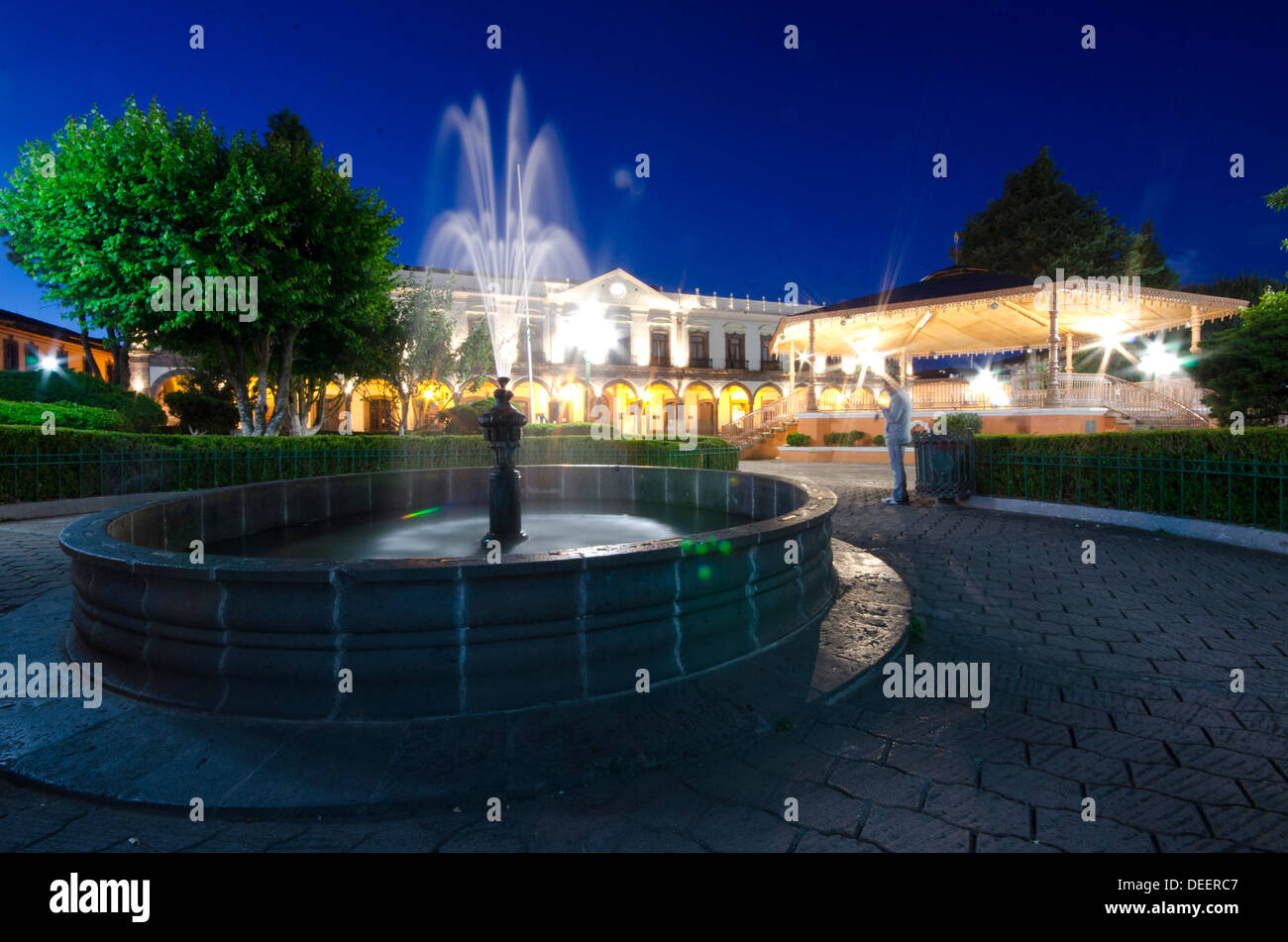 Nuit dans la région de plaza principal dans le centre du Mexique Zacatlan montrant fontaine et kiosque Banque D'Images