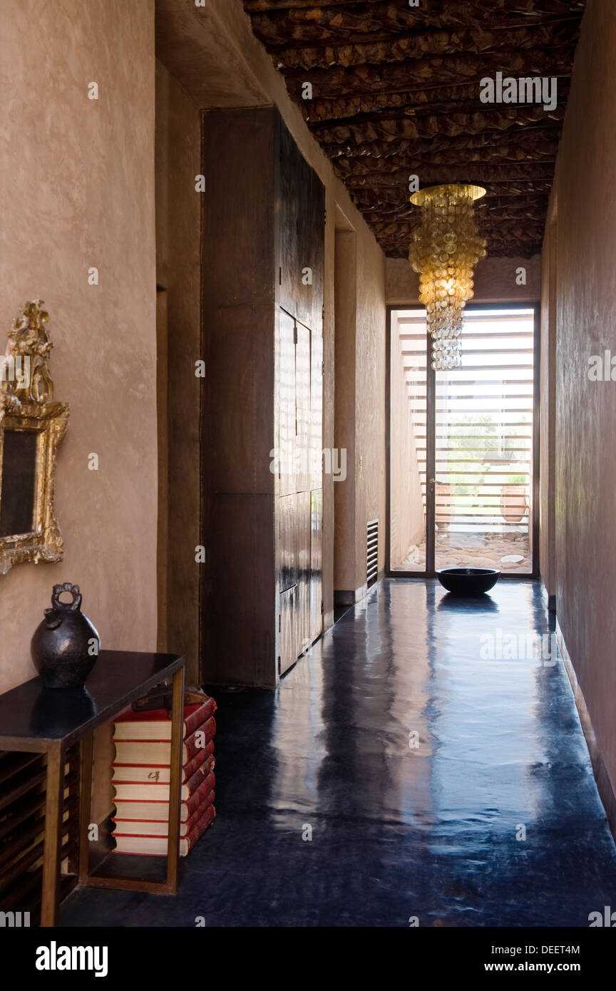 Raccord lustre en couloir de nouvelle construction marocaine avec un design intérieur Romain Michel-Meniere Banque D'Images