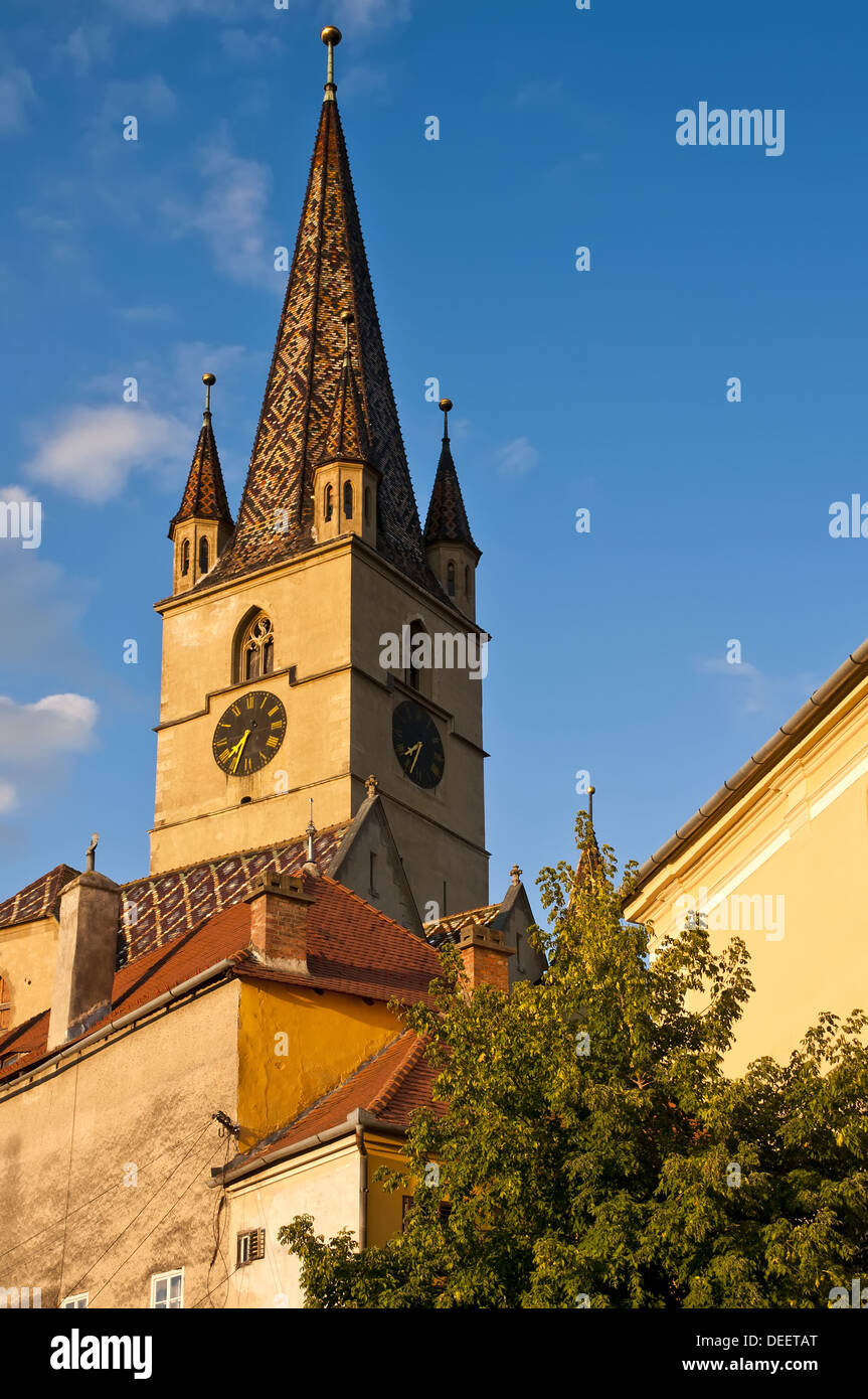 Église du centre historique de Sibiu (Hermannstadt) au coucher du soleil Banque D'Images