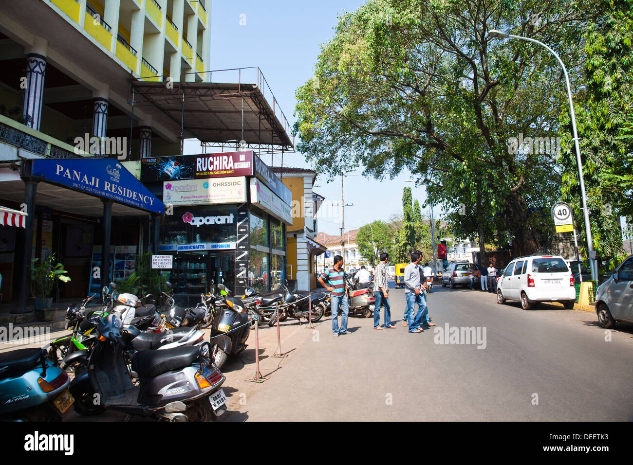 Les véhicules stationnés à l'extérieur d'un restaurant, restaurant Ruchira, Panaji, Nord de Goa, Goa, Inde Banque D'Images