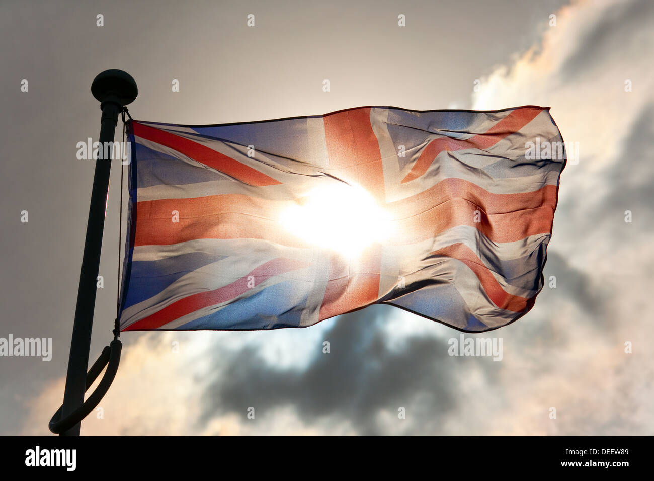 Union Jack flag flying, rétroéclairé par le soleil, UK Banque D'Images