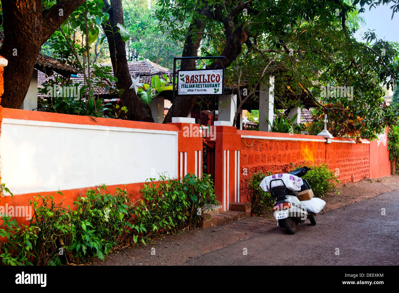 Panneau à l'entrée d'un restaurant, restaurant italien Basilico, D'Mello Road, Anjuna, Bardez, North Goa, Goa, Inde Banque D'Images