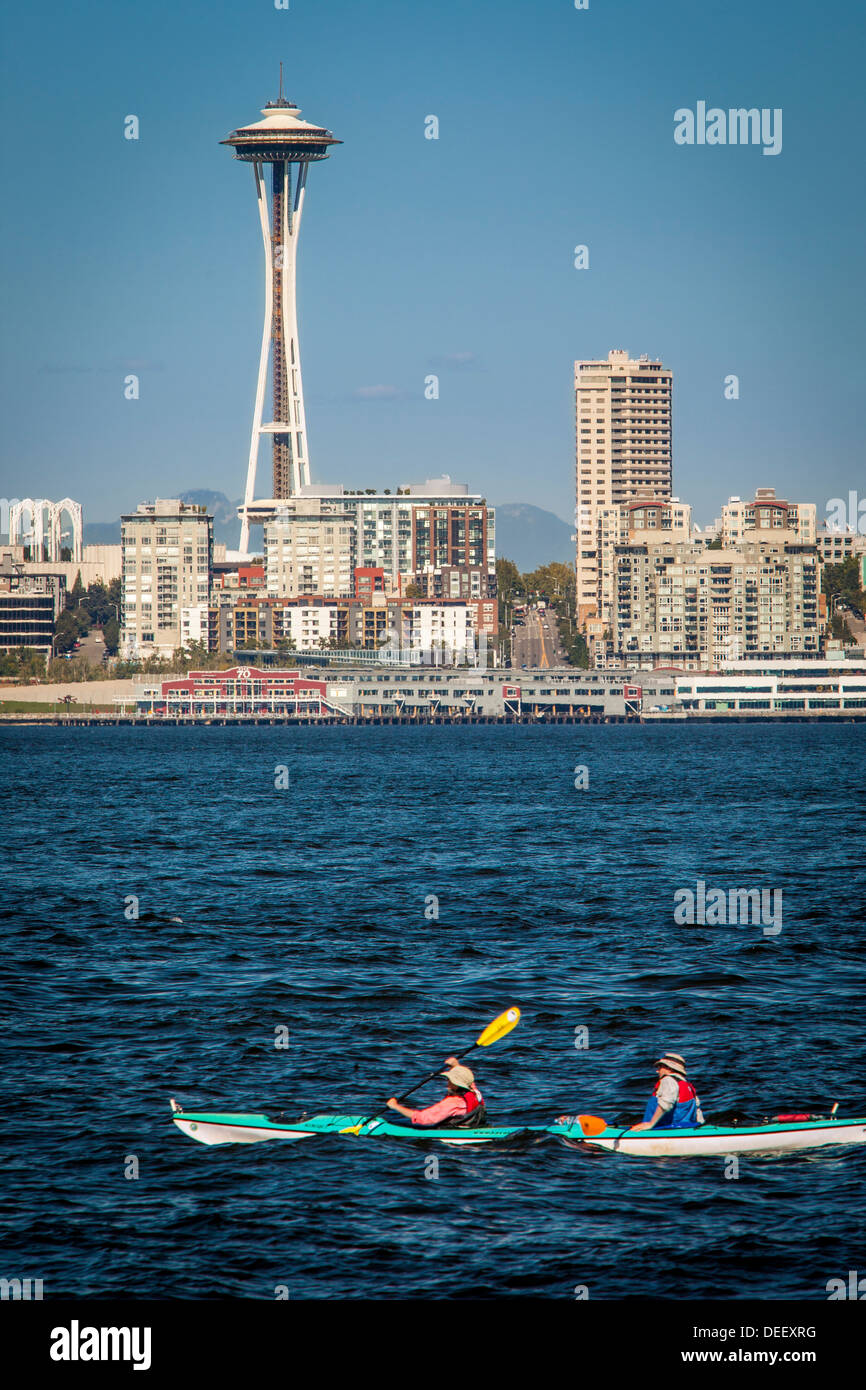 Kayak dans le Puget Sound au-dessous de la Space Needle de Seattle, Washington, USA Banque D'Images