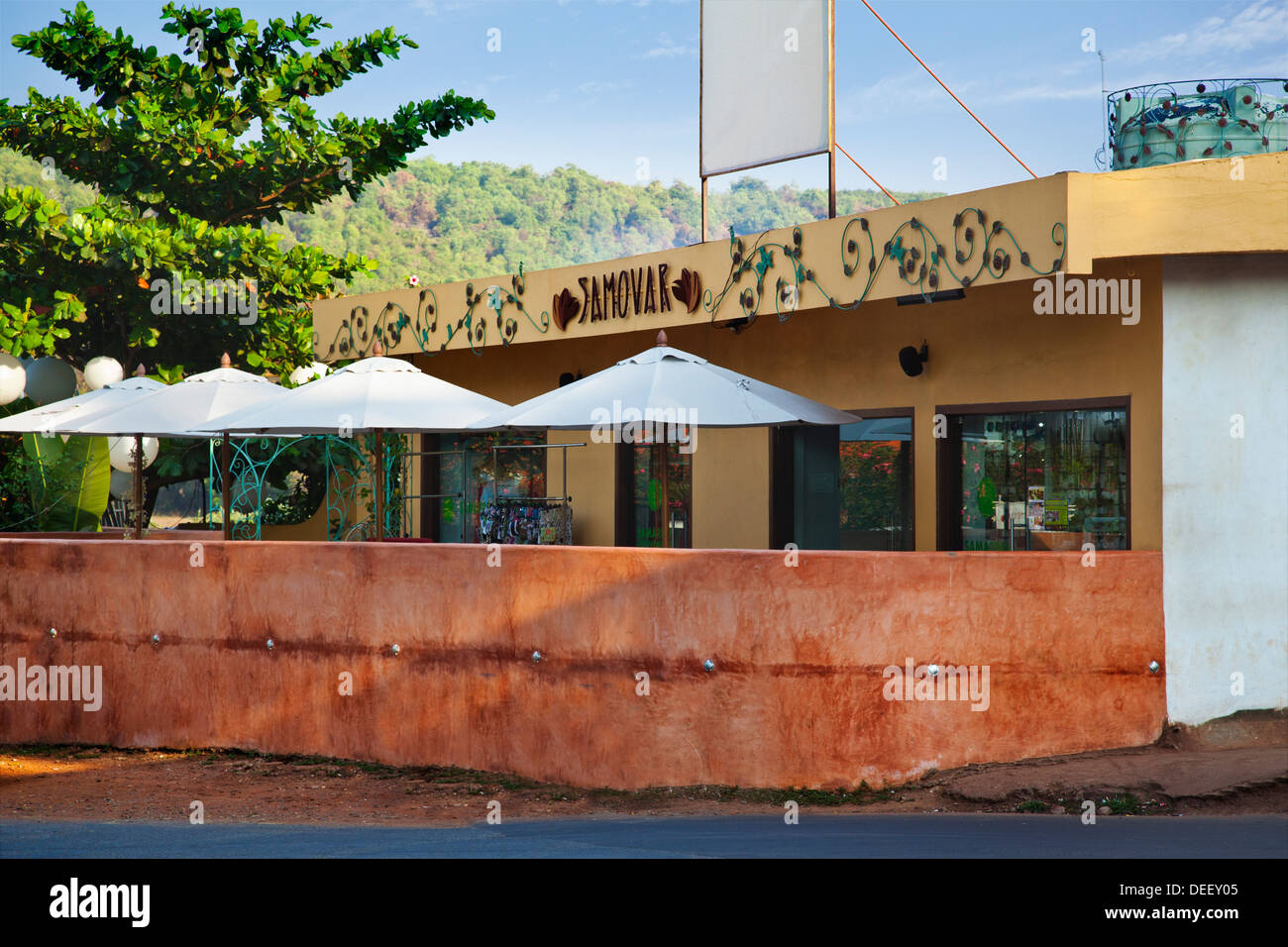 Restaurant, Chambre 1136 Sirsat Mazal Waddo, en face de vins, Samovar, Anjuna Bardez, Nord de Goa, Goa, Inde Banque D'Images