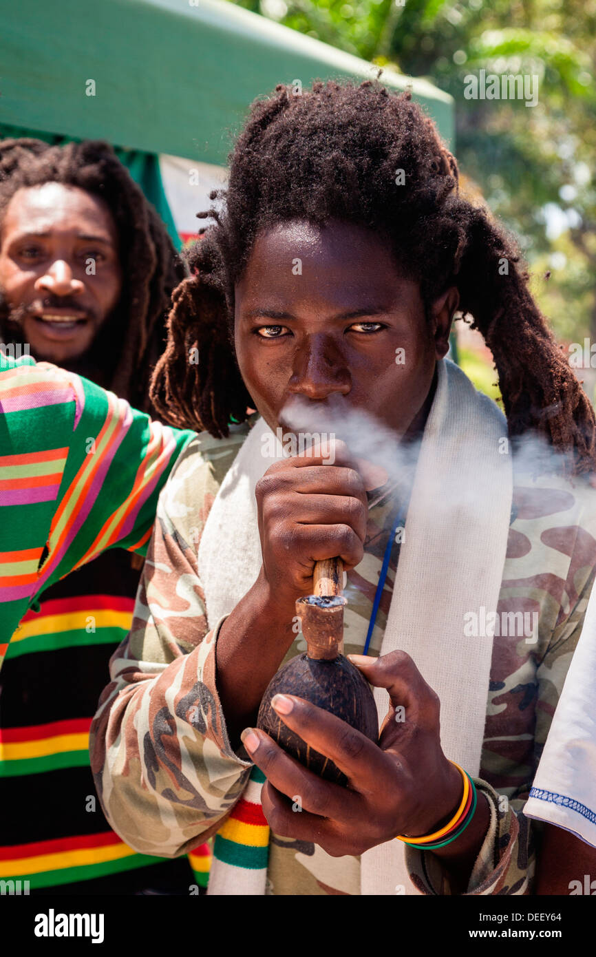 L'Afrique, Angola, Benguela. Portrait de Rastafari man smoking. Banque D'Images