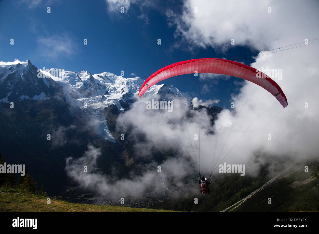 Parapentiste juste après avoir décollé de la station à la mi Planpraz Brévent, avec le Massif du Mont Blanc en arrière-plan Banque D'Images Parapentiste juste après avoir décollé de la station à la mi Planpraz Brévent, avec le Massif du Mont Blanc en arrière-plan Banque D'Images