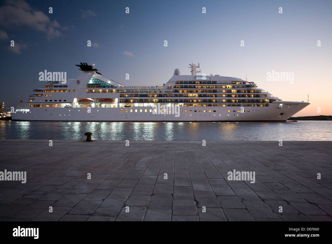 Le mv Seabourn Odyssey de Trapani dans la province de Trapani, en Sicile. Banque D'Images