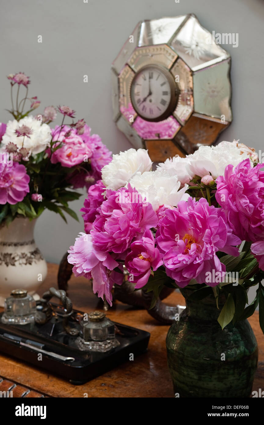 Fleurs rose et argent horloge avec Inkwell Banque D'Images