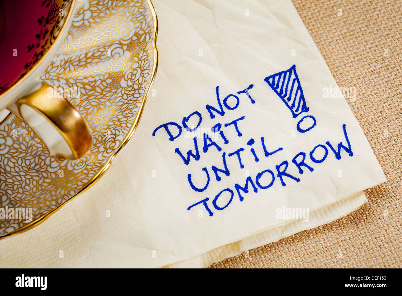 N'attendez pas jusqu'à demain - rappel de motivation - une serviette de doodle avec une tasse de thé Banque D'Images