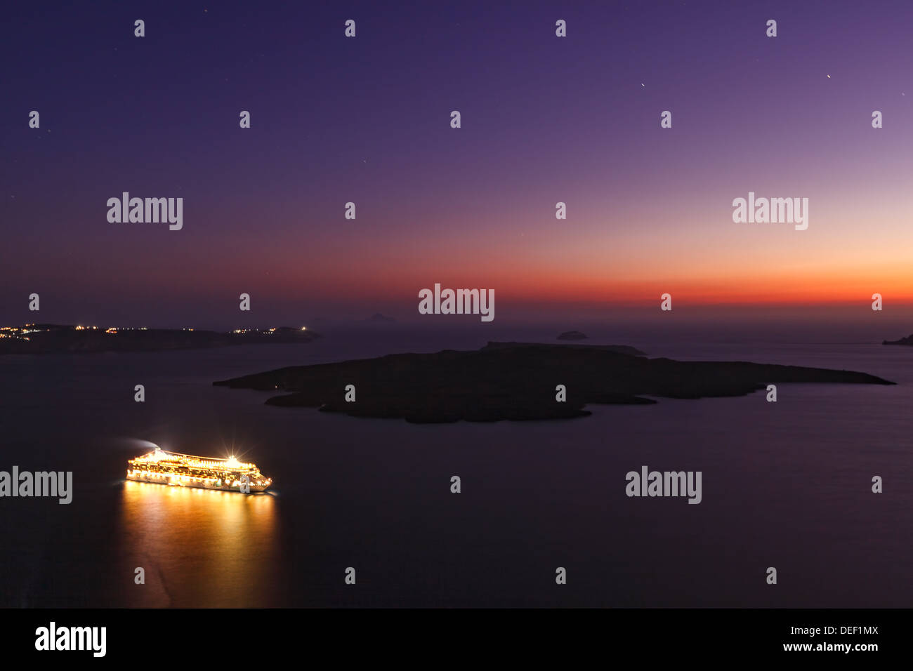 Un navire faisant une croisière à Santorin, Grèce Banque D'Images