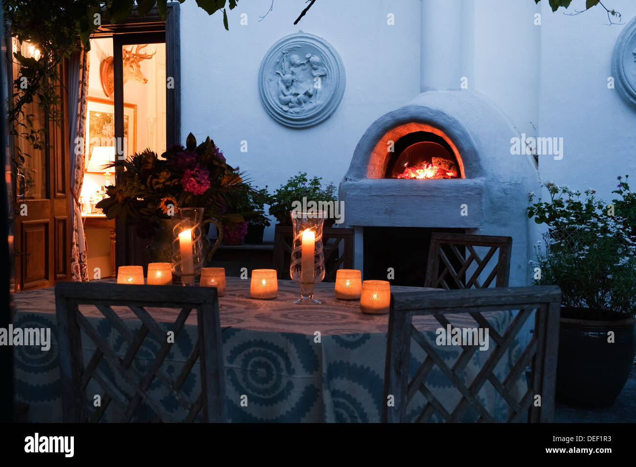 Allumé des bougies sur table patio de country residence Banque D'Images