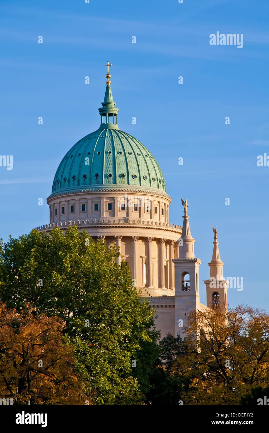 Nikolaikirche (église) à Potsdam, Brandebourg, Allemagne au coucher du soleil. Banque D'Images