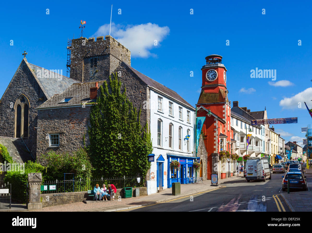 Vue sur la rue principale dans le centre-ville, Pembroke, Pembrokeshire, Pays de Galles, Royaume-Uni Banque D'Images