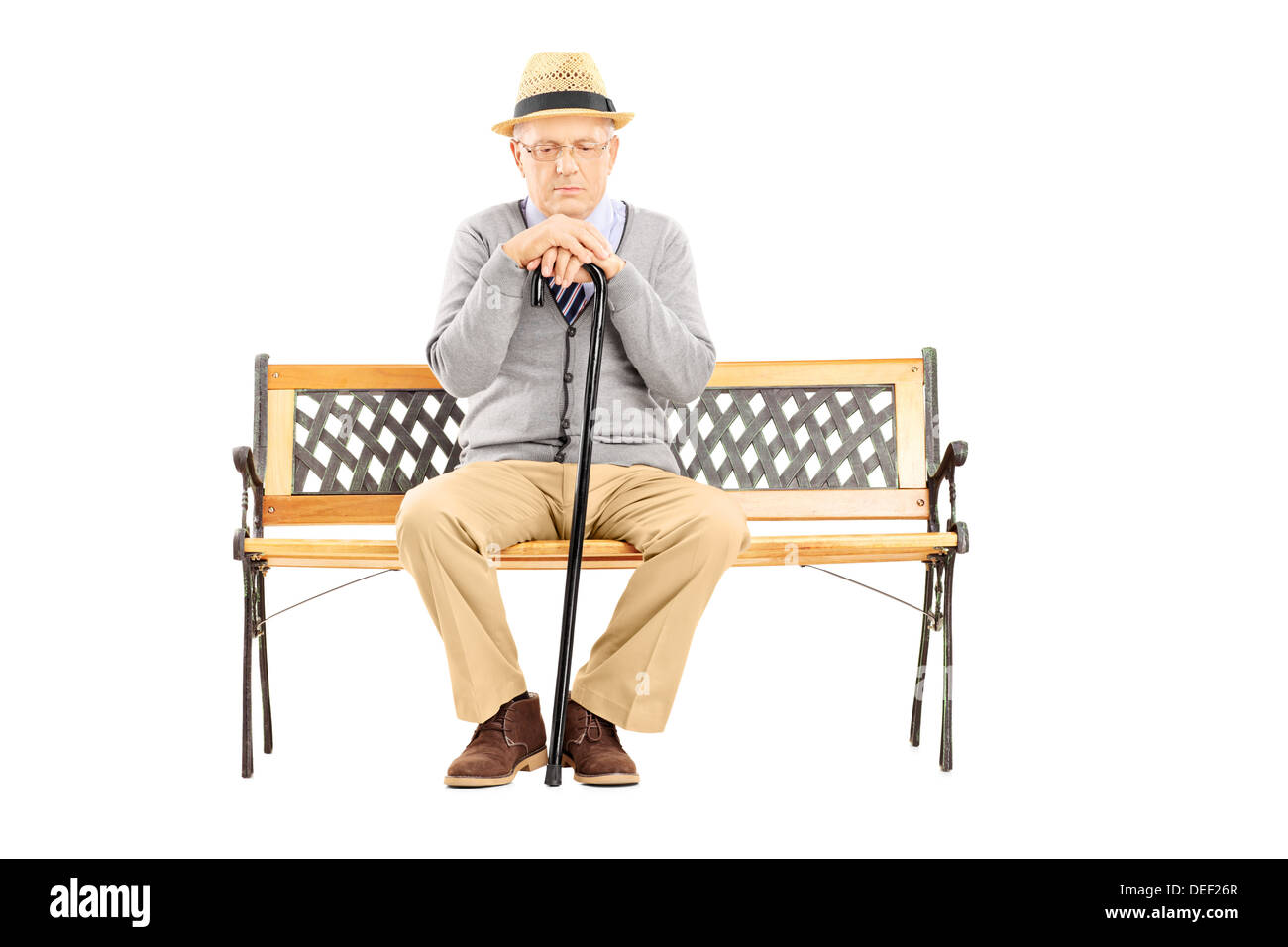 Sad man avec une canne assis sur un banc en bois Banque D'Images