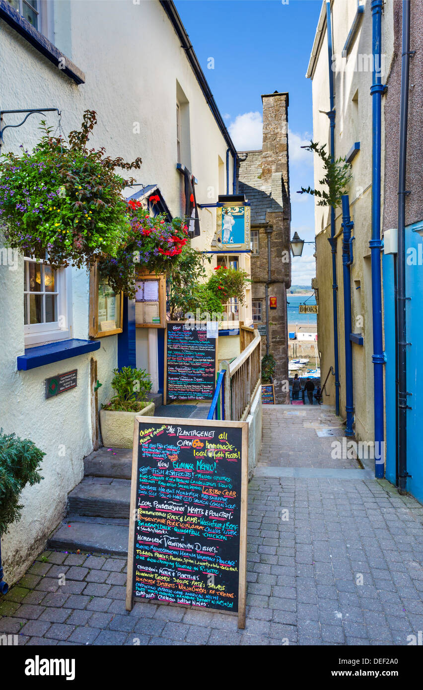 Le Plantagenet House restaurant sur le quai à la colline vers le port, le centre-ville de Tenby, Pembrokeshire, Pays de Galles, Royaume-Uni Banque D'Images