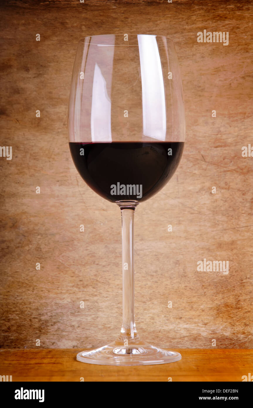 Verre de vin rouge sur un fond de bois vintage Banque D'Images