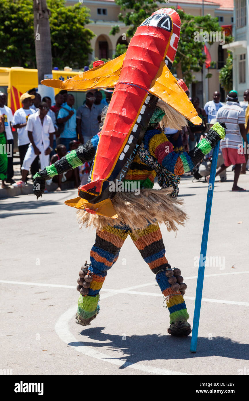 L'Afrique, l'Angola, Luanda. Homme Tchingange traditionnelle de la danse. Banque D'Images