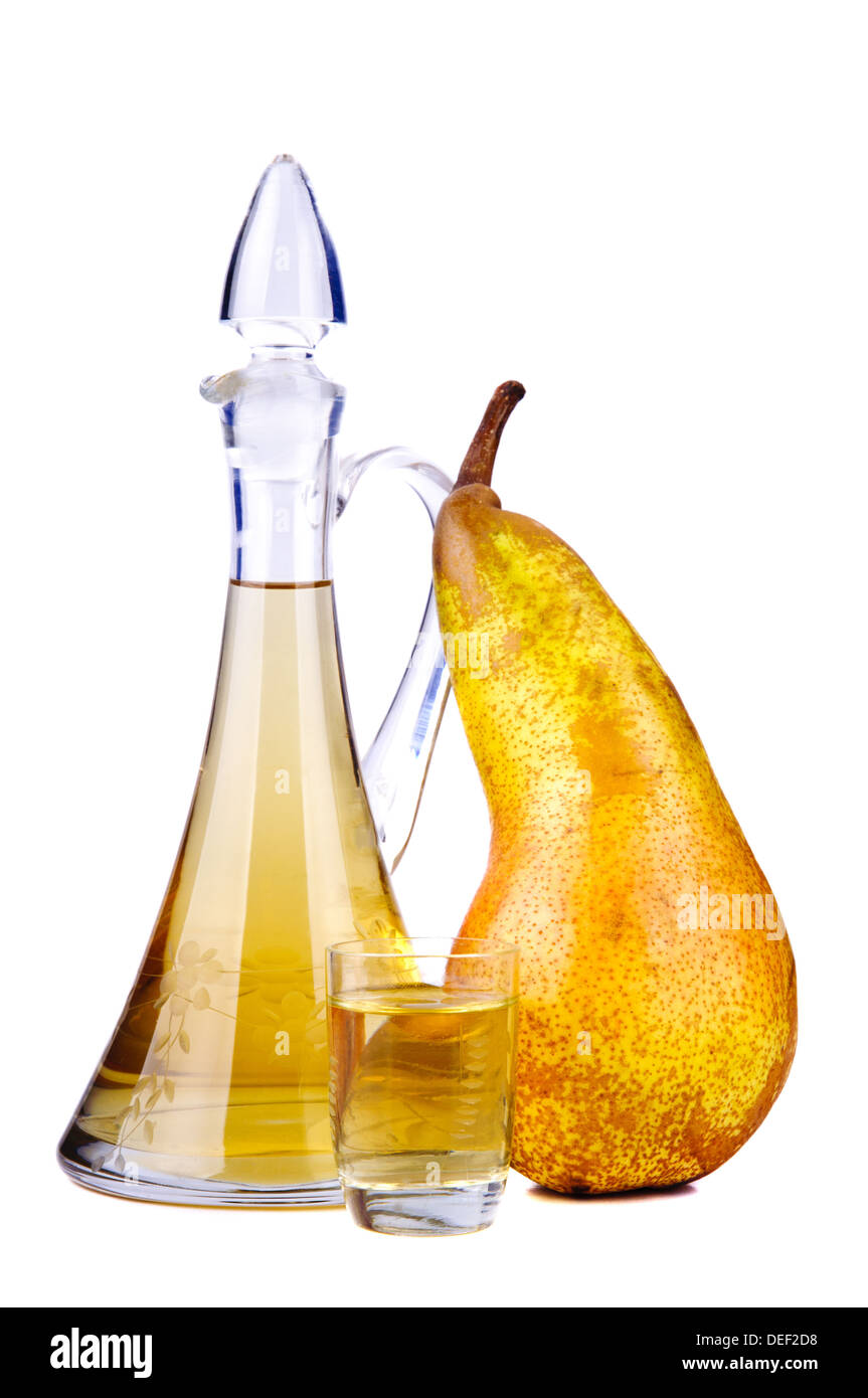 Verre et bouteille de brandy avec fruits poire isolé sur fond blanc Banque D'Images
