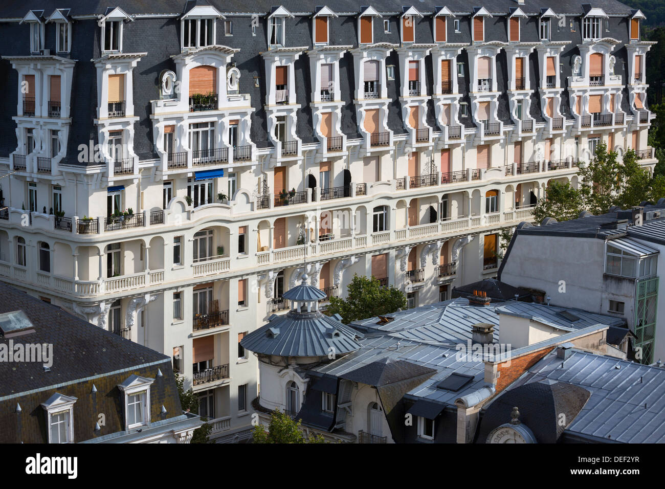 La couverture en ardoise et en zinc de l'Ambassadeur villa avec l'Agence Parcs Palace dans l'arrière-plan (Vichy - France). Banque D'Images
