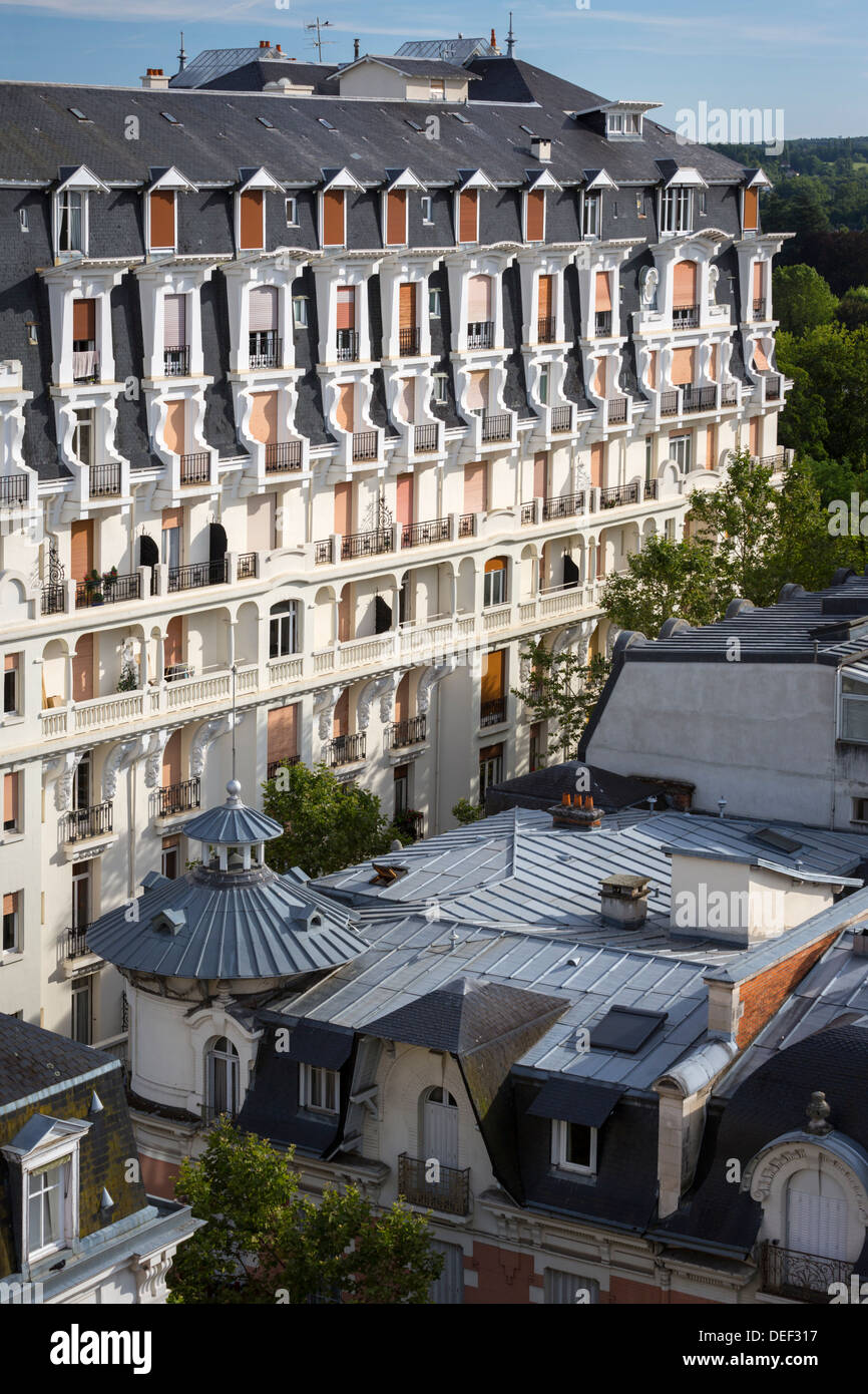 La couverture en ardoise et en zinc de l'Ambassadeur villa avec l'Agence Parcs Palace dans l'arrière-plan (Vichy - France). Banque D'Images