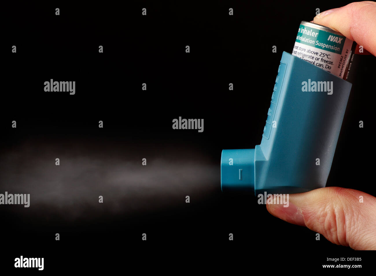 On appuie sur l'inhalateur d'asthme Banque D'Images