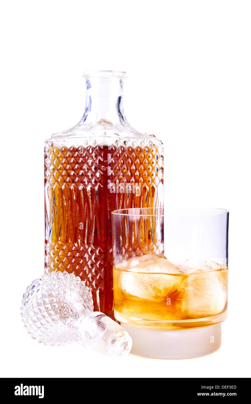 Whiskey on the rocks et bouteille isolé sur un fond blanc Banque D'Images