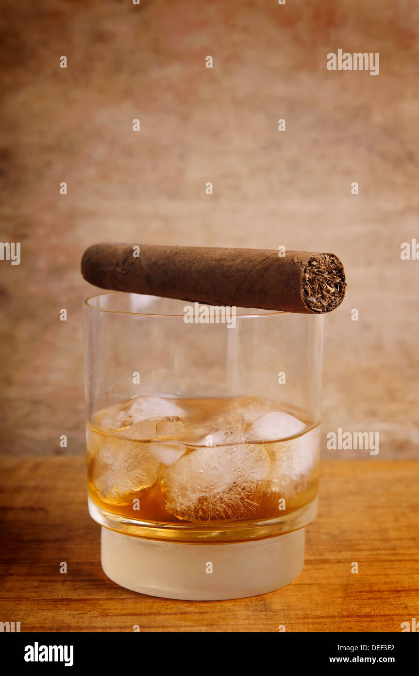 Verre de whisky et de cigare, sur un fond de bois vintage Banque D'Images