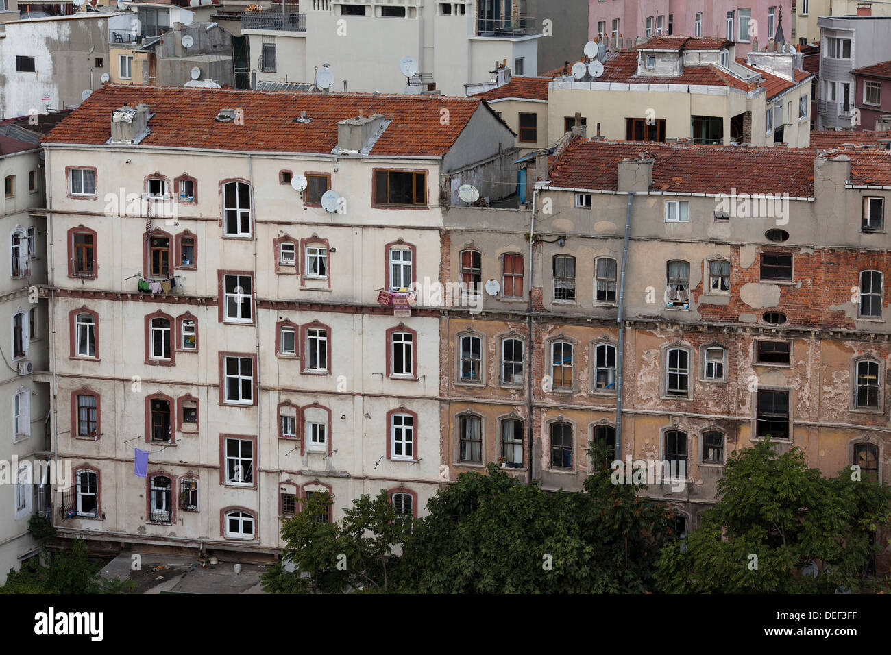 Détails de construction comme vu du haut de la tour de Galata dans le district de Beyoglu, Istanbul, Turquie. Banque D'Images