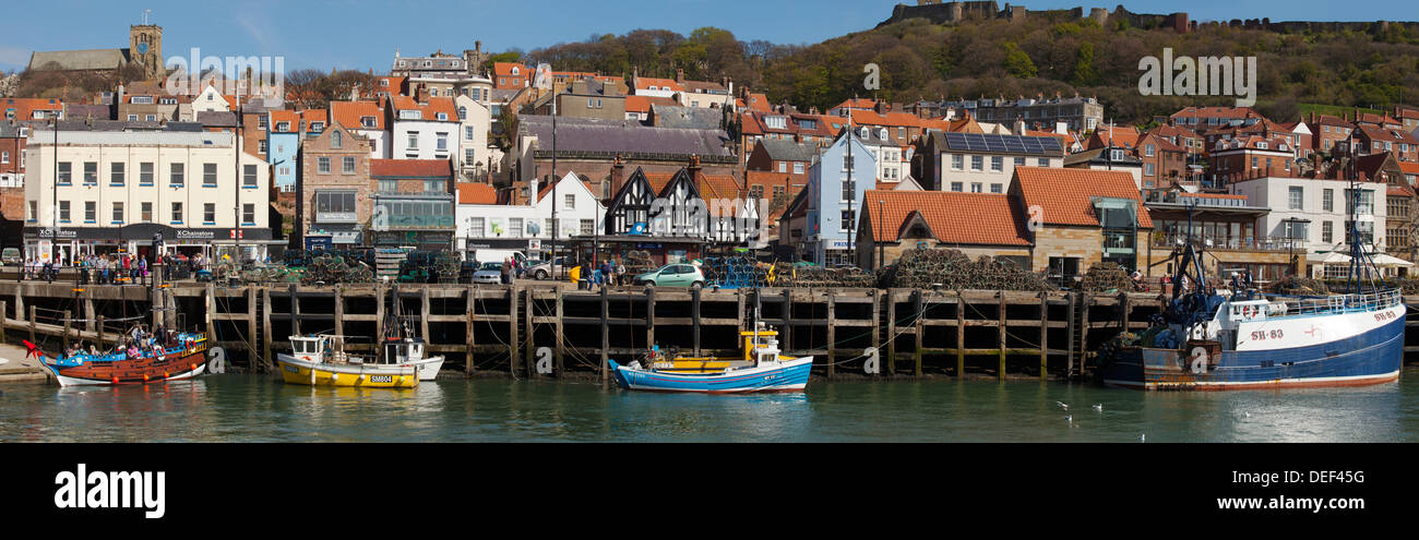 Les bateaux de pêche amarrés dans le port de Scarborough, North Yorkshire Banque D'Images