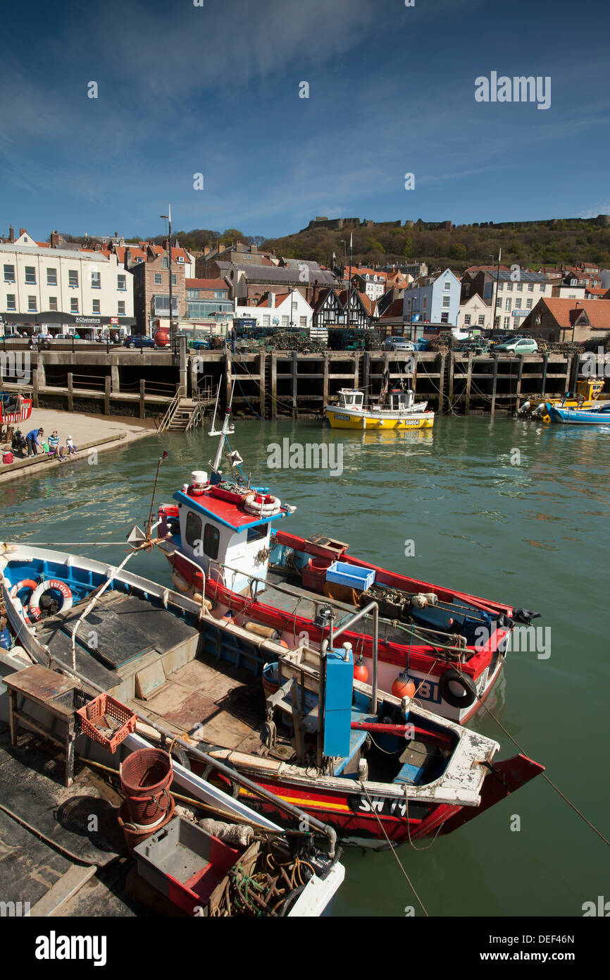 Les bateaux de pêche amarrés dans le port de Scarborough, North Yorkshire Banque D'Images