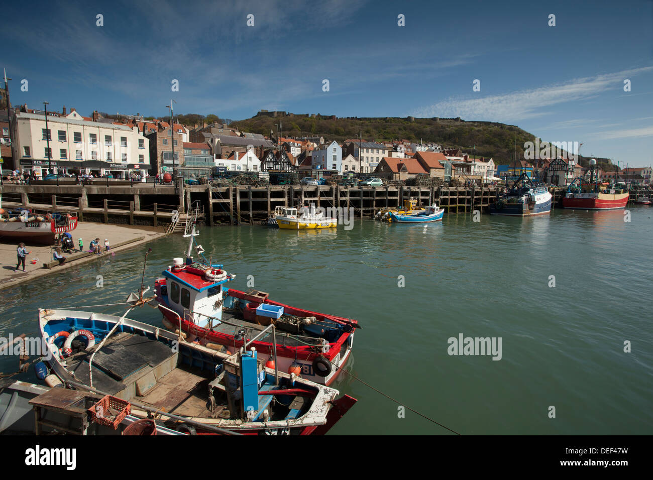 Les bateaux de pêche amarrés dans le port de Scarborough, North Yorkshire Banque D'Images