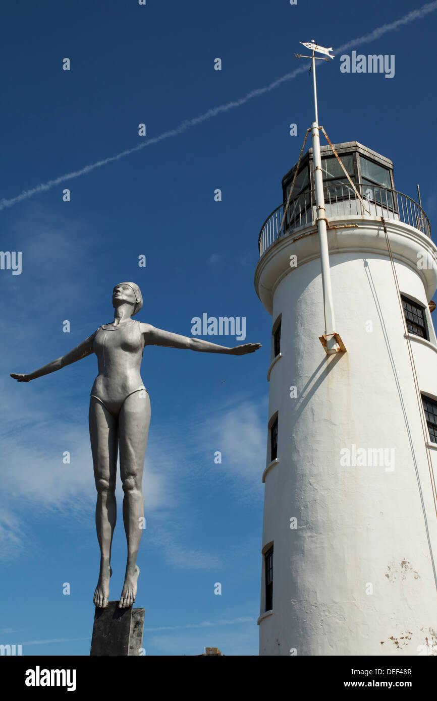 Belle plongée sculpture par le phare dans le port de Scarborough South Bay Banque D'Images