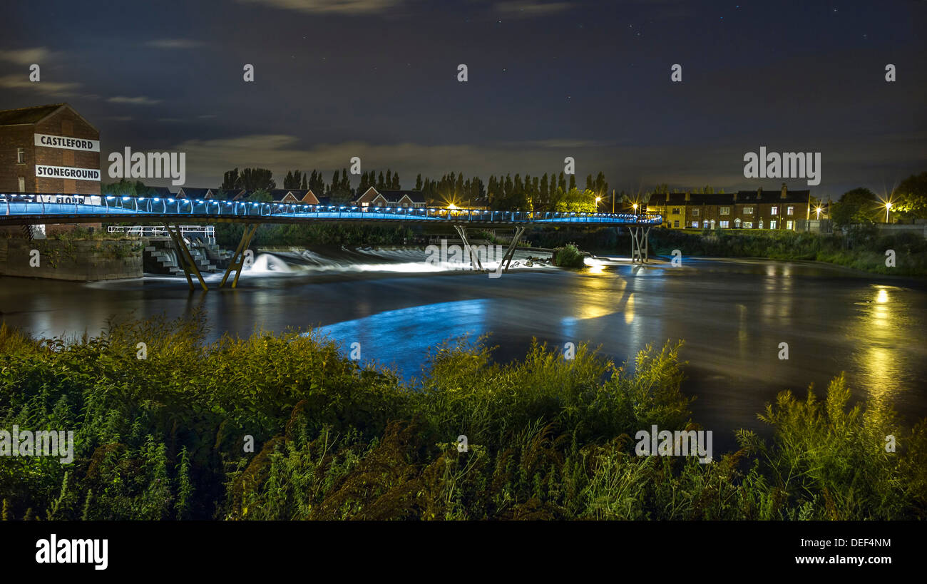 Passerelle de nuit à Castleford Banque D'Images