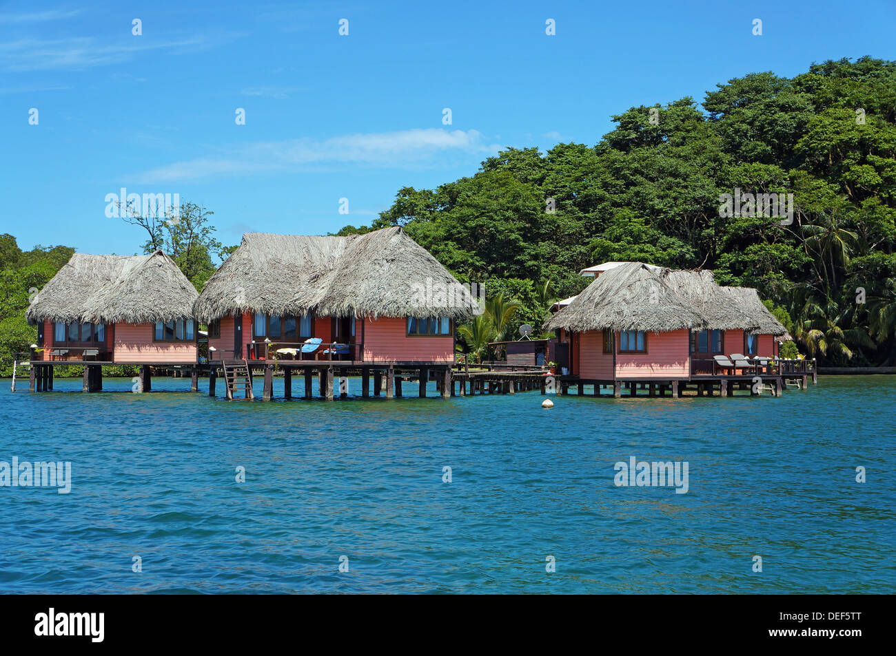 Eco Resort avec cabines de chaume au-dessus de la mer sur l'île tropicale de Bastimentos, mer des Caraïbes, Bocas del Toro, PANAMA Banque D'Images