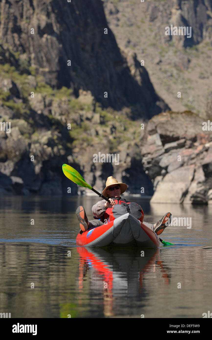 Un kayak gonflable pagaie sur une section calme de l'Idaho, rivière à saumons. Banque D'Images